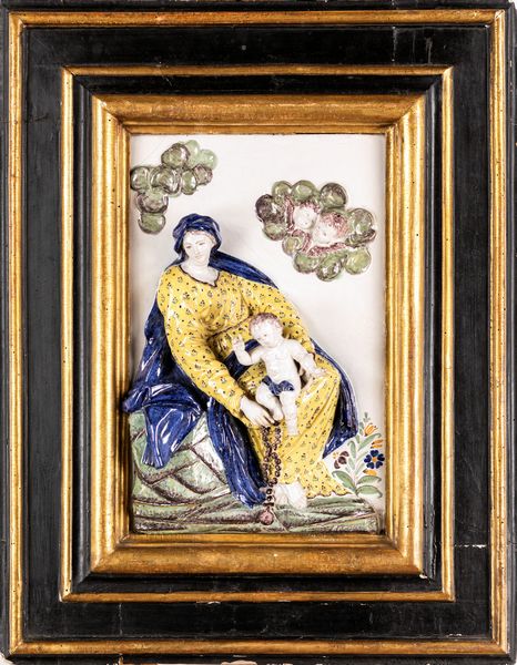 Altorilievo in maiolica policroma raffigurante Madonna del Rosario col Bambino, Ginori, manifattura di Doccia, prima metÃ  del XVIII secolo  - Asta Antiquariato - Mobili, Sculture e Oggetti d'Arte - Associazione Nazionale - Case d'Asta italiane