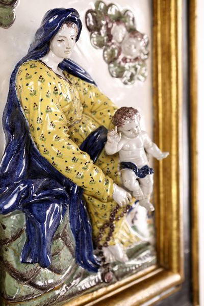 Altorilievo in maiolica policroma raffigurante Madonna del Rosario col Bambino, Ginori, manifattura di Doccia, prima metÃ  del XVIII secolo  - Asta Antiquariato - Mobili, Sculture e Oggetti d'Arte - Associazione Nazionale - Case d'Asta italiane