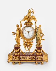 Orologio da camino Luigi XVI in bronzo dorato e marmo rouge griotte, Francia, fine del XVIII secolo  - Asta Antiquariato - Mobili, Sculture e Oggetti d'Arte - Associazione Nazionale - Case d'Asta italiane