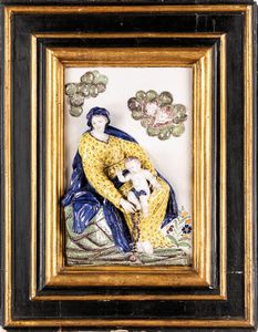 Altorilievo in maiolica policroma raffigurante Madonna del Rosario col Bambino, Ginori, manifattura di Doccia, prima metÃ  del XVIII secolo  - Asta Antiquariato - Mobili, Sculture e Oggetti d'Arte - Associazione Nazionale - Case d'Asta italiane
