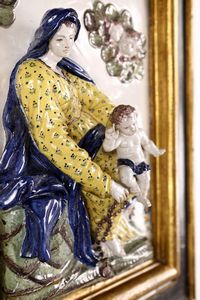 Altorilievo in maiolica policroma raffigurante Madonna del Rosario col Bambino, Ginori, manifattura di Doccia, prima metÃ  del XVIII secolo  - Asta Antiquariato - Mobili, Sculture e Oggetti d'Arte - Associazione Nazionale - Case d'Asta italiane