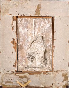 Altorilievo in maiolica policroma raffigurante Madonna del Rosario col Bambino, Ginori, manifattura di Doccia, prima metÃ  del XVIII secolo  - Asta Antiquariato - Mobili, Sculture e Oggetti d'Arte - Associazione Nazionale - Case d'Asta italiane