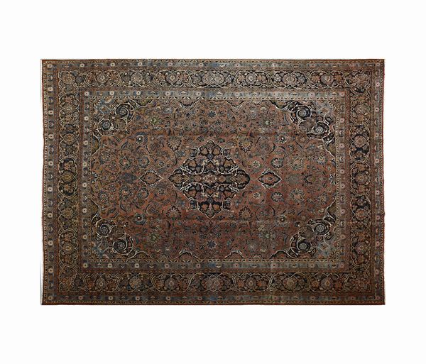 MAHAL : Tappeto persiano con medaglione centrale e motivi fitomorfi su fondo bruno  - Asta Asta 423 | ARTE ANTICA E DEL XIX SECOLO Online - Associazione Nazionale - Case d'Asta italiane