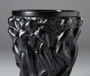 LALIQUE : Vaso dalla serie Bacchantes in vetro nero soffiato a stampo  - Asta Asta 423 | ARTE ANTICA E DEL XIX SECOLO Online - Associazione Nazionale - Case d'Asta italiane