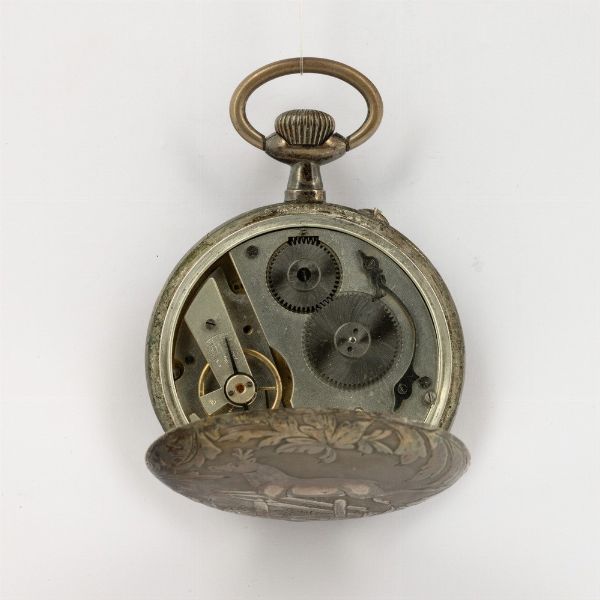 Due orologi remontoir di grandi dimensioni, cassa in argento incisa e sbalzata  - Asta Orologi da Tasca - Associazione Nazionale - Case d'Asta italiane