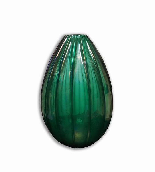 Archimede Seguso : Vaso in vetro di Murano nervato di colore verde iridescente  - Asta Design e Oggetti d'Arte - Associazione Nazionale - Case d'Asta italiane