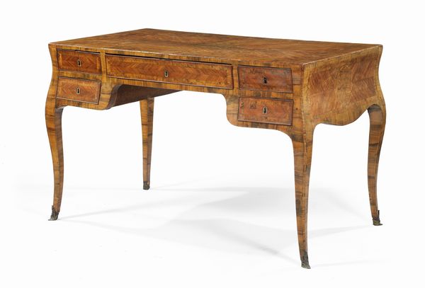 Scrivania da centro Luigi XVI lastronata e intarsiata in legni vari e noce  - Asta Importanti Arredi, Sculture e Dipinti Antichi - Associazione Nazionale - Case d'Asta italiane