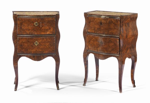 Coppia di comodini Luigi XV lastronati in noce e legni vari  - Asta Importanti Arredi, Sculture e Dipinti Antichi - Associazione Nazionale - Case d'Asta italiane