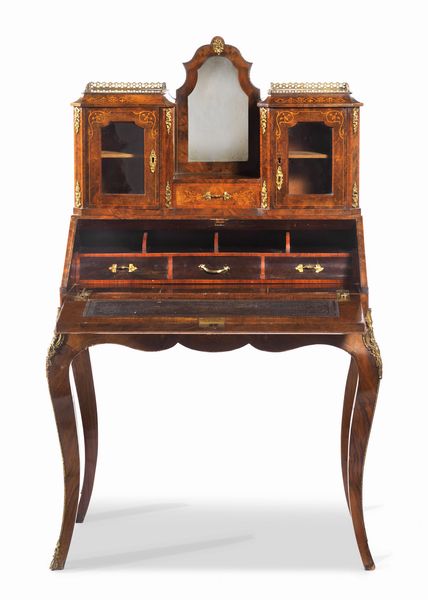 Scrittoio a ribalta lastronato in legno di noce  - Asta Importanti Arredi, Sculture e Dipinti Antichi - Associazione Nazionale - Case d'Asta italiane