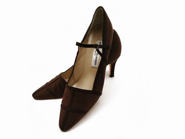 Manolo Blahnik, Decollet� in tessuto marrone  - Asta Vintagemania - Associazione Nazionale - Case d'Asta italiane