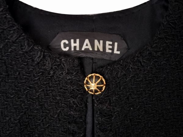 Chanel, Tailleur in tessuto di lana nera boucl�  - Asta Vintagemania - Associazione Nazionale - Case d'Asta italiane