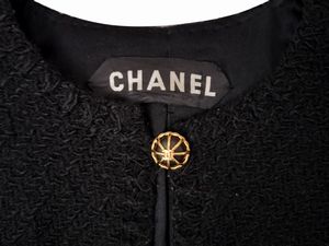 Chanel, Tailleur in tessuto di lana nera boucl�  - Asta Vintagemania - Associazione Nazionale - Case d'Asta italiane