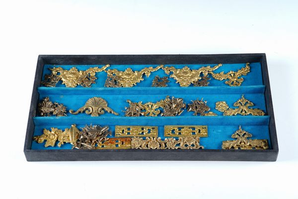 Vassoio con numerosi fregi  - Asta Pendole e orologi - Associazione Nazionale - Case d'Asta italiane