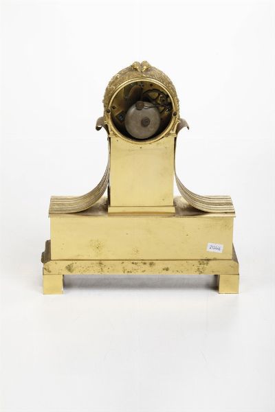 Pendola da tavolo in bronzo dorato. Francia XIX secolo  - Asta Pendole e orologi - Associazione Nazionale - Case d'Asta italiane