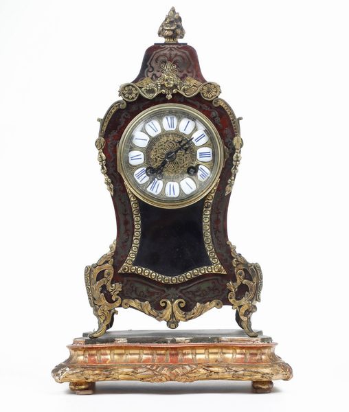 Pendola Cartel da tavolo con mensola. XIX secolo  - Asta Pendole e orologi - Associazione Nazionale - Case d'Asta italiane