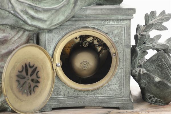 Pendola da tavolo in metallo e marmo. Francia, E.Opsomer, XIX-XX secolo  - Asta Pendole e orologi - Associazione Nazionale - Case d'Asta italiane