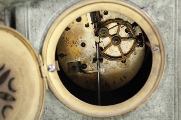 Pendola da tavolo in metallo e marmo. Francia, E.Opsomer, XIX-XX secolo  - Asta Pendole e orologi - Associazione Nazionale - Case d'Asta italiane