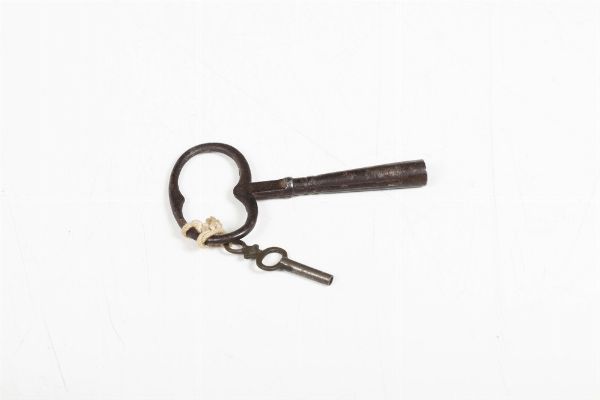 Pendola da tavolo in metallo e marmo. Francia, E.Opsomer, XIX-XX secolo  - Asta Pendole e orologi - Associazione Nazionale - Case d'Asta italiane