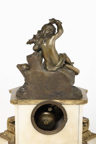 Pendola in marmo e bronzo dorato e brunito raffigurante fanciulla che scaccia un serpente. Francia XIX secolo  - Asta Pendole e orologi - Associazione Nazionale - Case d'Asta italiane