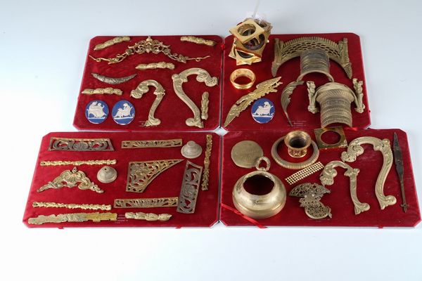 Scatola contenente numerosi fregi di pendolaria e  una matrice per capitello  - Asta Pendole e orologi - Associazione Nazionale - Case d'Asta italiane