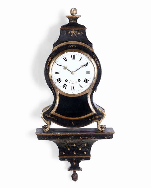 Pendola del tipo Neuchateloise su mensola. XVIII-XIX secolo  - Asta Pendole e orologi - Associazione Nazionale - Case d'Asta italiane