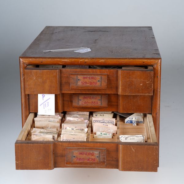 Cassettiera contenente centinaia di vetri da orologio  - Asta Pendole e orologi - Associazione Nazionale - Case d'Asta italiane