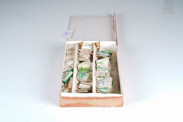 Cassettiera contenente centinaia di vetri da orologio  - Asta Pendole e orologi - Associazione Nazionale - Case d'Asta italiane