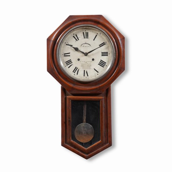 Pendola a muro americana impiegata negli uffici di posta firmata sul quadrante �American Clock Company�  - Asta Pendole e orologi - Associazione Nazionale - Case d'Asta italiane