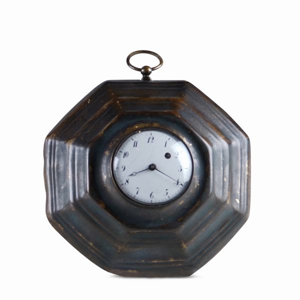 Charles Oudin (1768- 1840). Movimento firmato Oudin � Sedan inserito, per un utilizzo a parete, in un'antica cassa in bronzo ottagonale quasi certamente non pertinente  - Asta Pendole e orologi - Associazione Nazionale - Case d'Asta italiane