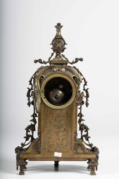 Pendola da tavolo con cassa in bronzo dorato, XIX-XX secolo  - Asta Pendole e orologi - Associazione Nazionale - Case d'Asta italiane