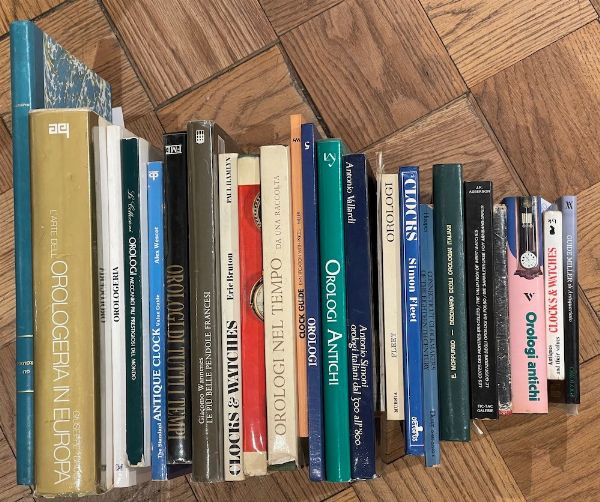 Lotto comprendente 25 libri di pendoleria  - Asta Pendole e orologi - Associazione Nazionale - Case d'Asta italiane