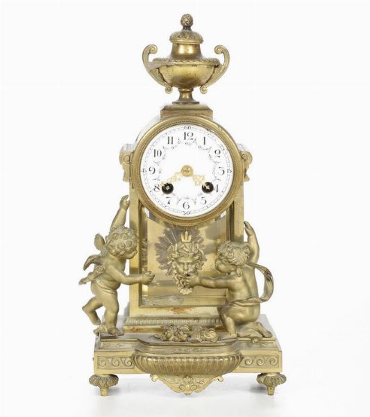 Pendola da tavolo in bronzo dorato. XIX-XX secolo  - Asta Pendole e orologi - Associazione Nazionale - Case d'Asta italiane