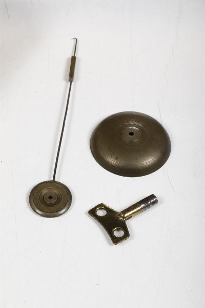 Pendola da tavolo in bronzo dorato con figura femminile e volatile. Brocard a Reims, Francia XIX secolo  - Asta Pendole e orologi - Associazione Nazionale - Case d'Asta italiane