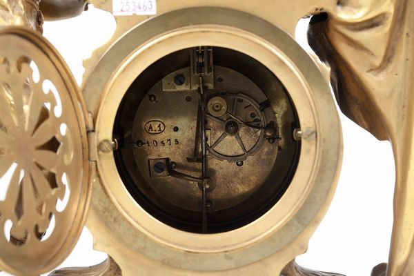 Orologio in bronzo dorato sormontato da scena allegorica. Francia, XIX secolo  - Asta Pendole e orologi - Associazione Nazionale - Case d'Asta italiane