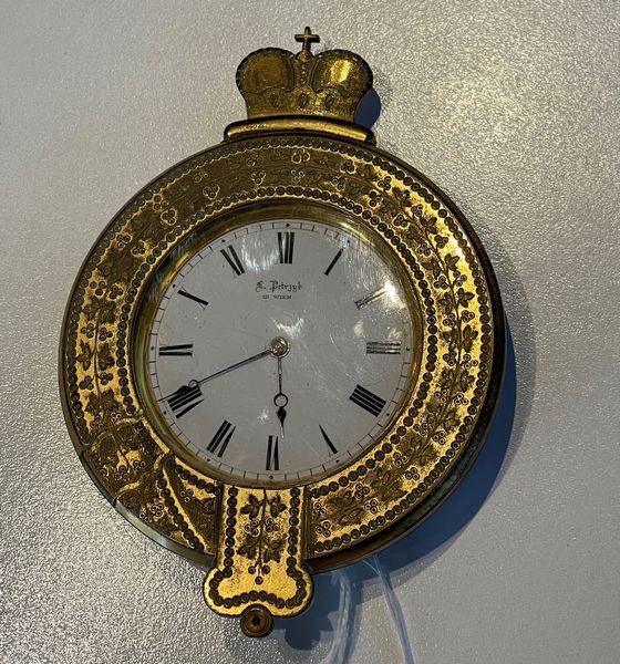 Orologio da alcova e da appoggio di forma rotonda in bronzo dorato. Vienna, XIX secolo  - Asta Pendole e orologi - Associazione Nazionale - Case d'Asta italiane