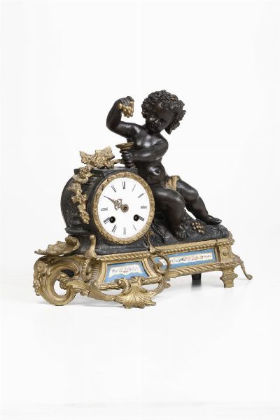 Pendola raffigurante Bacco fanciullo in metallo dorato, brunito e placche Sevres dipinte. Francia XIX secolo  - Asta Pendole e orologi - Associazione Nazionale - Case d'Asta italiane