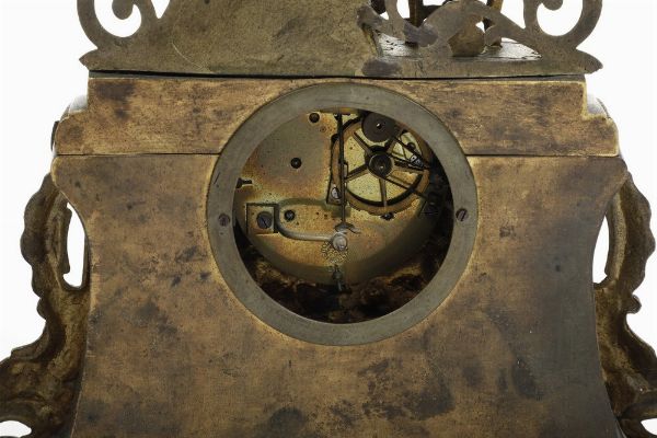 Pendola romantica, in bronzo dorato con cassa mossa sormontata da fanciulla stante in prossimit di un tavolino con scrigno colmo di gioielli, Francia XIX secolo  - Asta Pendole e orologi - Associazione Nazionale - Case d'Asta italiane