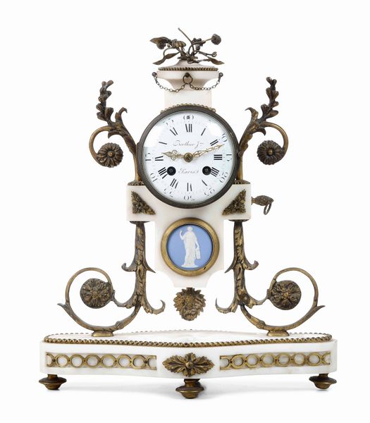 Pendola a portico in marmo, bronzo dorato, con placchette in biscuit. Francia, XIX secolo  - Asta Pendole e orologi - Associazione Nazionale - Case d'Asta italiane