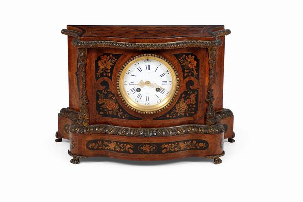 Pendola Carlo X con cassa in legno intagliato e legno intarsiato. Feancia, Leroy a Paris, XIX secolo  - Asta Pendole e orologi - Associazione Nazionale - Case d'Asta italiane