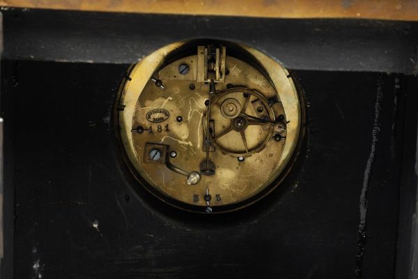 Pendola Carlo X con cassa in legno intagliato e legno intarsiato. Feancia, Leroy a Paris, XIX secolo  - Asta Pendole e orologi - Associazione Nazionale - Case d'Asta italiane