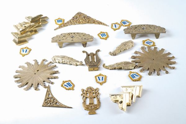 Scatola contenente numerosi fregi  - Asta Pendole e orologi - Associazione Nazionale - Case d'Asta italiane