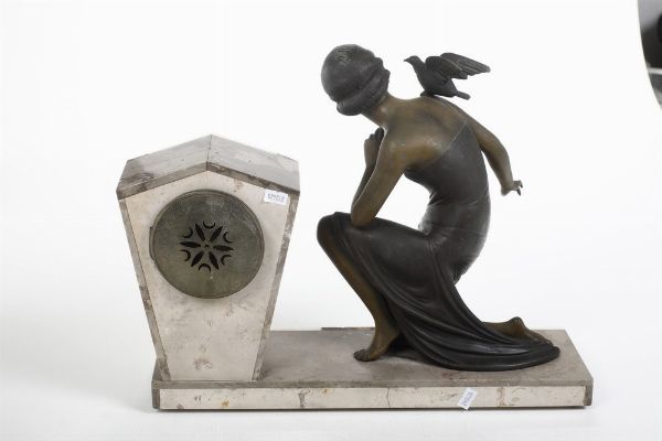 Orologio dec� in metallo e marmo. XX secolo  - Asta Pendole e orologi - Associazione Nazionale - Case d'Asta italiane