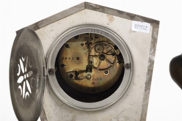 Orologio dec� in metallo e marmo. XX secolo  - Asta Pendole e orologi - Associazione Nazionale - Case d'Asta italiane
