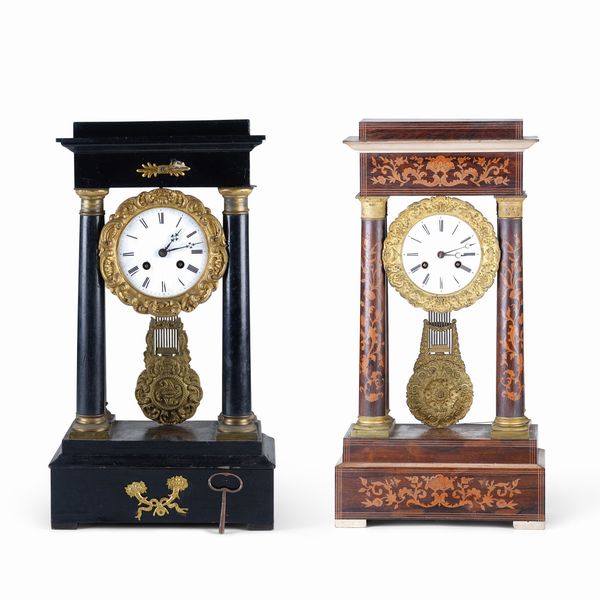 Due pendole a portico, una in legno ebanizzato e una in legno intarsiato. XIX secolo  - Asta Pendole e orologi - Associazione Nazionale - Case d'Asta italiane