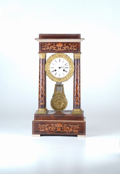 Due pendole a portico, una in legno ebanizzato e una in legno intarsiato. XIX secolo  - Asta Pendole e orologi - Associazione Nazionale - Case d'Asta italiane
