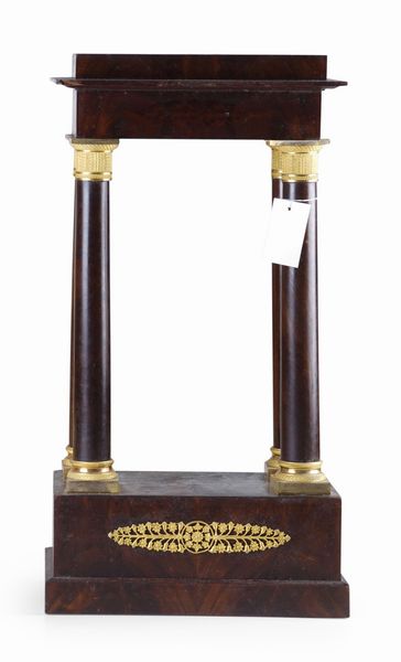 Cassa a portico in piuma di mogano con capitelli e fregi dorati. Francia XIX secolo  - Asta Pendole e orologi - Associazione Nazionale - Case d'Asta italiane