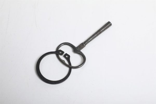 Pendola da tavolo con cassa in bronzo dorato sormontata da figura femminile con cane. Francia XX secolo  - Asta Pendole e orologi - Associazione Nazionale - Case d'Asta italiane