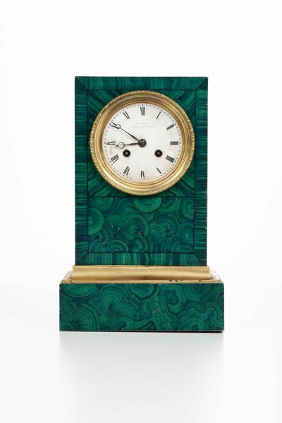 Pendola da tavolo in lacca dipinta ad imitazione della malachite. Henry Robert, inizio XIX secolo  - Asta Pendole e orologi - Associazione Nazionale - Case d'Asta italiane