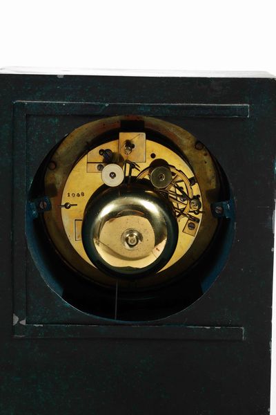 Pendola da tavolo in lacca dipinta ad imitazione della malachite. Henry Robert, inizio XIX secolo  - Asta Pendole e orologi - Associazione Nazionale - Case d'Asta italiane