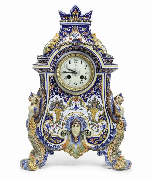 Pendola con cassa in maiolica interamente dipinta sul fronte, sui fianchi e sul retro.  Francia fine XIX secolo  - Asta Pendole e orologi - Associazione Nazionale - Case d'Asta italiane